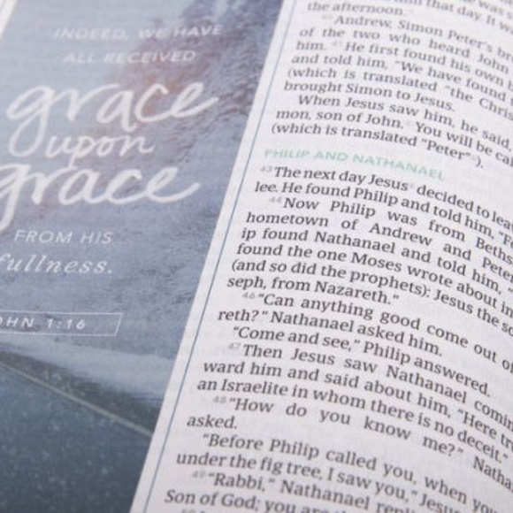 CSB (in)courage Devotional Bible, Green Cloth - Picture 4 of 7